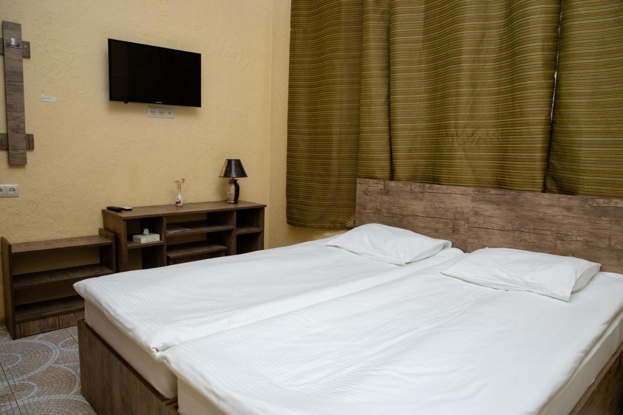 Primavera Hotel Erevan Esterno foto